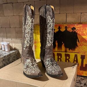 Corral genuine leather Embroidered Brown Cowboy Boots. Hardly worn